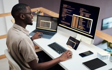 developpeur-logiciels-noir-joyeux-examinant-code-ecrit-par-collegues_236854-46010